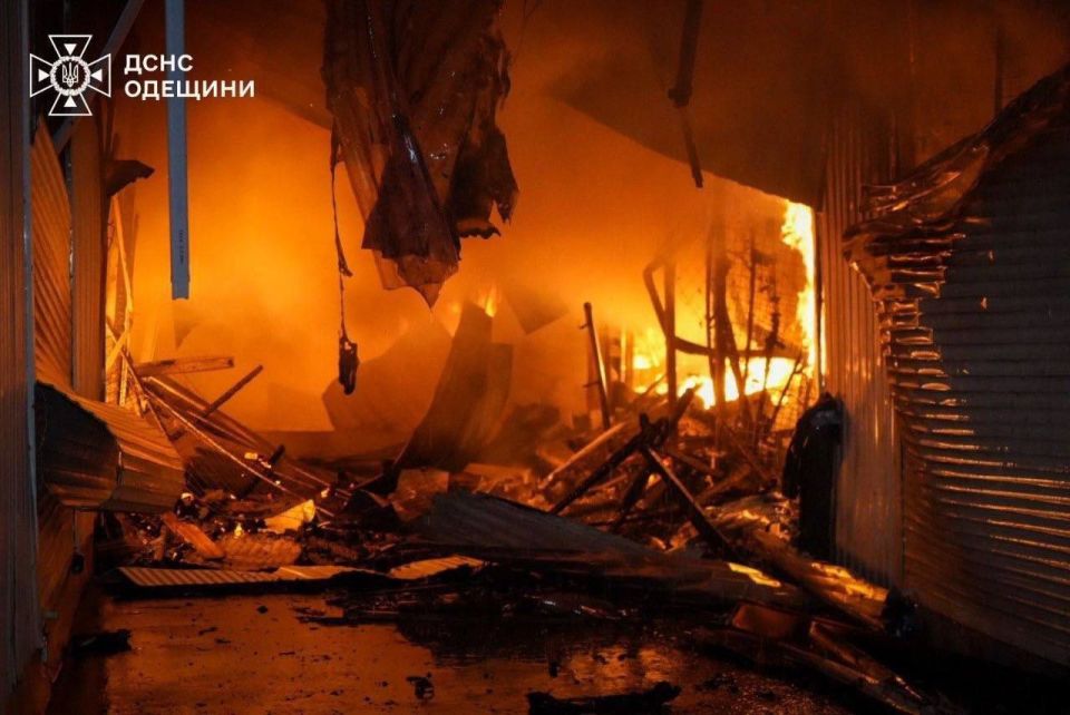 Сегодня на Украине "Герани" вновь сосредоточились на Одессе, где в результате удара пожар охватил местный рынок "Привоз" Сегодня на Украине "Герани" вновь сосредоточились на Одессе, где в результате удара пожар охватил местный рынок "Привоз"