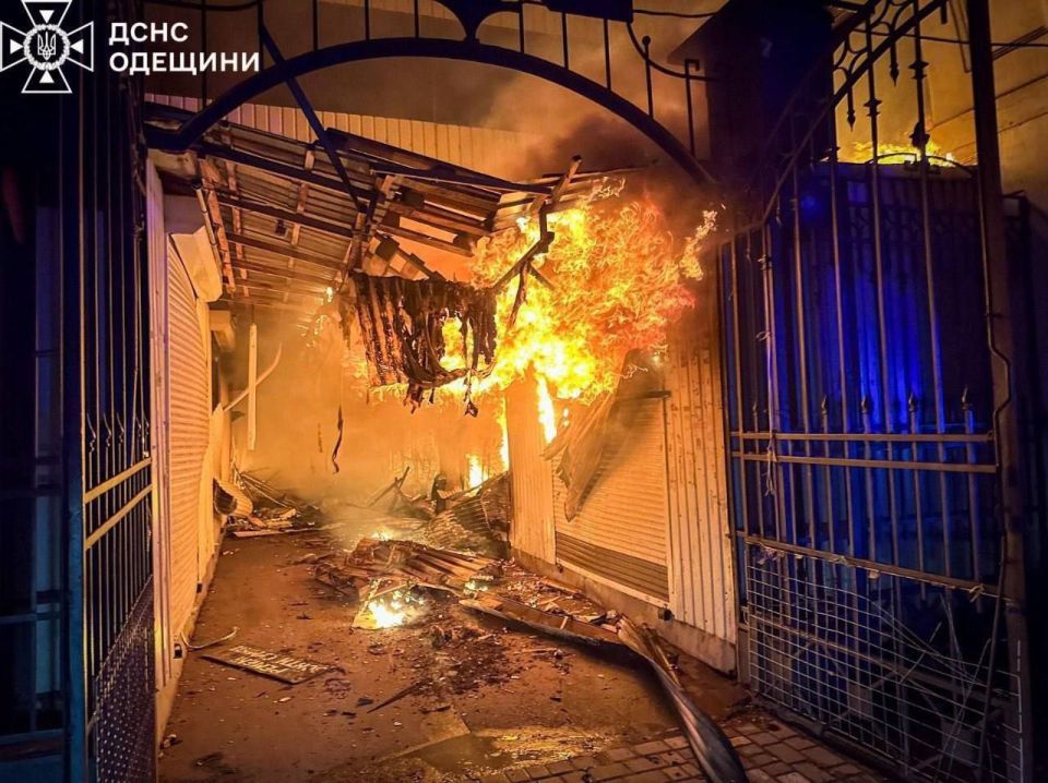 Сегодня на Украине "Герани" вновь сосредоточились на Одессе, где в результате удара пожар охватил местный рынок "Привоз" Сегодня на Украине "Герани" вновь сосредоточились на Одессе, где в результате удара пожар охватил местный рынок "Привоз"