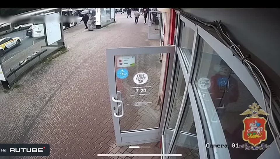 Храбрая русская девушка отбила свой телефон у грабителя-иноземца в Подмосковье