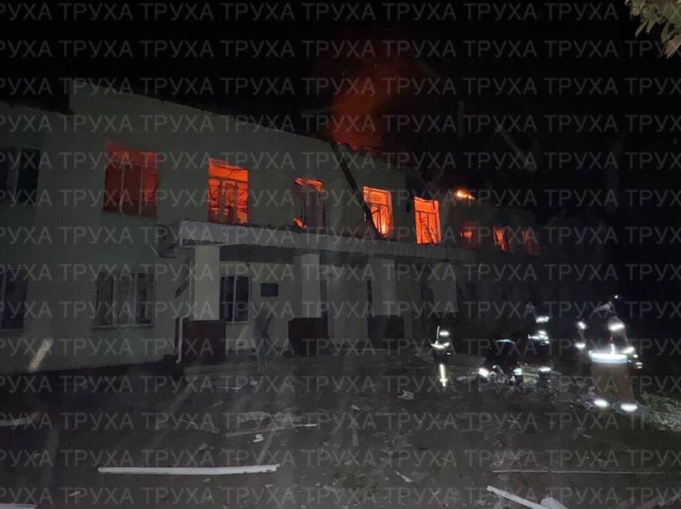 Российские ударные беспилотники "Герань" минувшей ночью поразили объекты в промышленной зоне на северо-западе города Белая Церковь в Киевской области, после чего там вспыхнул пожар Российские ударные беспилотники "Герань" минувшей ночью поразили объекты в промышленной зоне на северо-западе города Белая Церковь в Киевской области, после чего там вспыхнул пожар