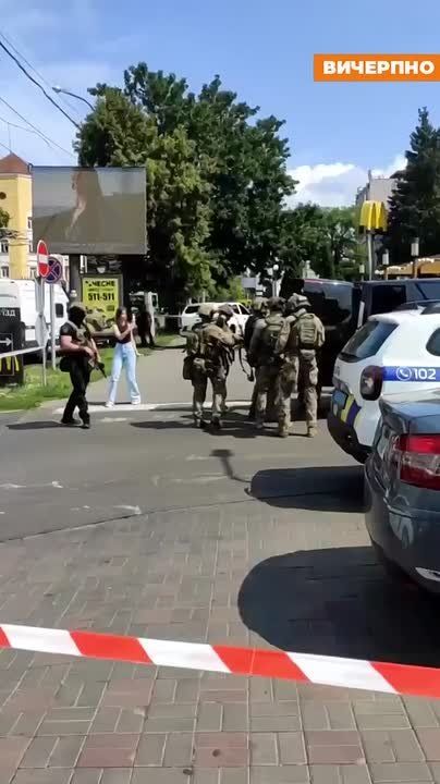 Вооружённый человек захватил Макдоналдс в украинских Черкассах, были слышны звуки стрельбы