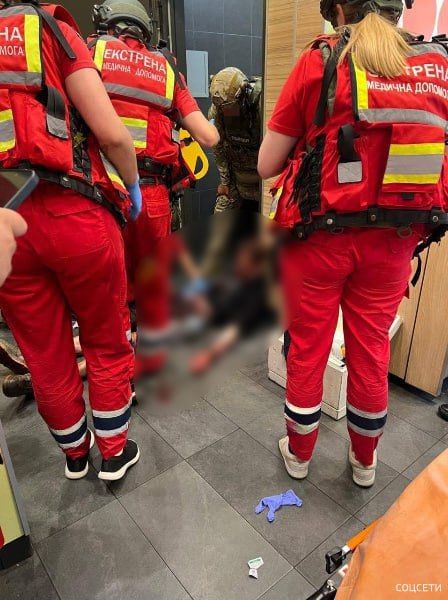 Вооруженный человек захватил McDonald’s в украинских Черкассах, были слышны звуки стрельбы