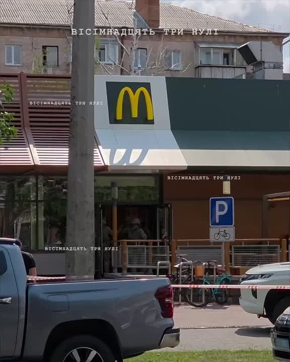 В украинском городе Черкассы мужчина с оружием ворвался в Макдональдс, закрылся в туалете и несколько раз выстрелил, пишут местные паблики