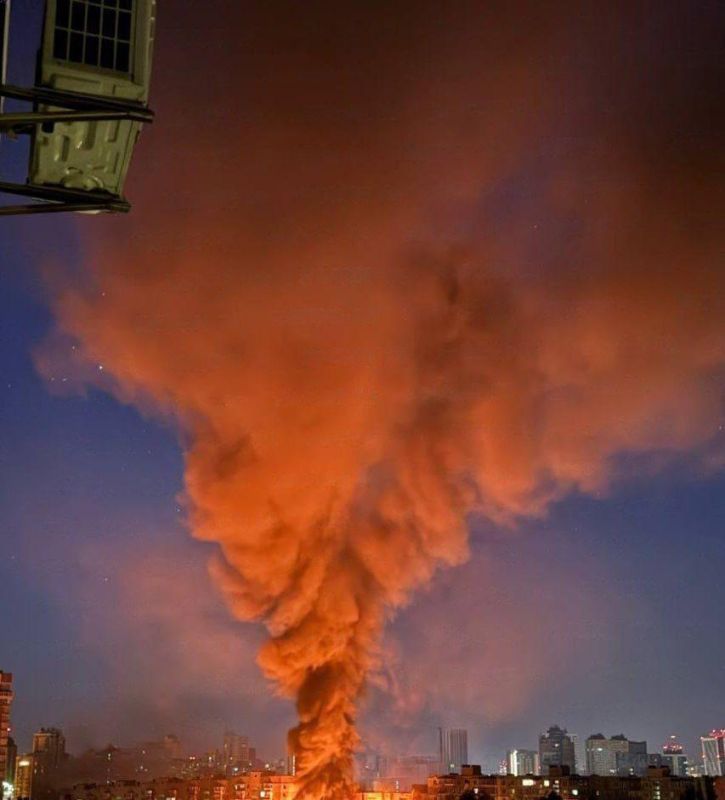 Столб дыма и мощный пожар: ВС РФ нанесли удар по целям в Киеве