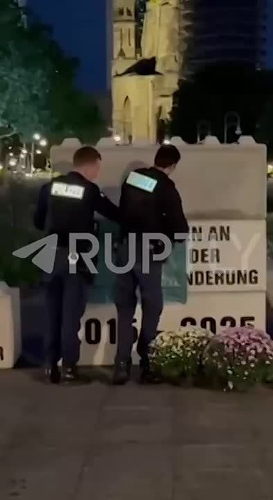 2 часа — ровно столько простоял в Берлине памятник «жертвам нелегальной массовой миграции» и атак исламистов