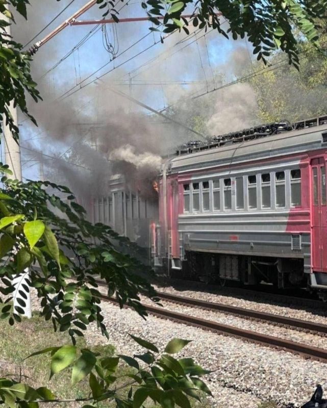 Горящий поезд в станицу: полыхающая электричка промчалась на Кубани в Каневском районе Горящий поезд в станицу: полыхающая электричка промчалась на Кубани в Каневском районе