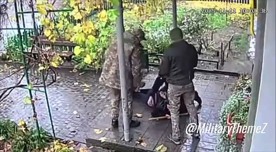 Черкассы. ТЦК. Парень не успел запрыгнуть в подъезд своего дома — теперь он будет двигать границы до 91-года