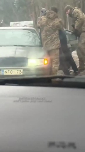 В Черкассах очередному бедолаге не повезло, людоловы избили парня и запихнули в машину